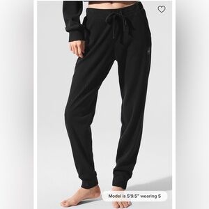 ALO Yoga Women's Muse Black Textured Sweatpants